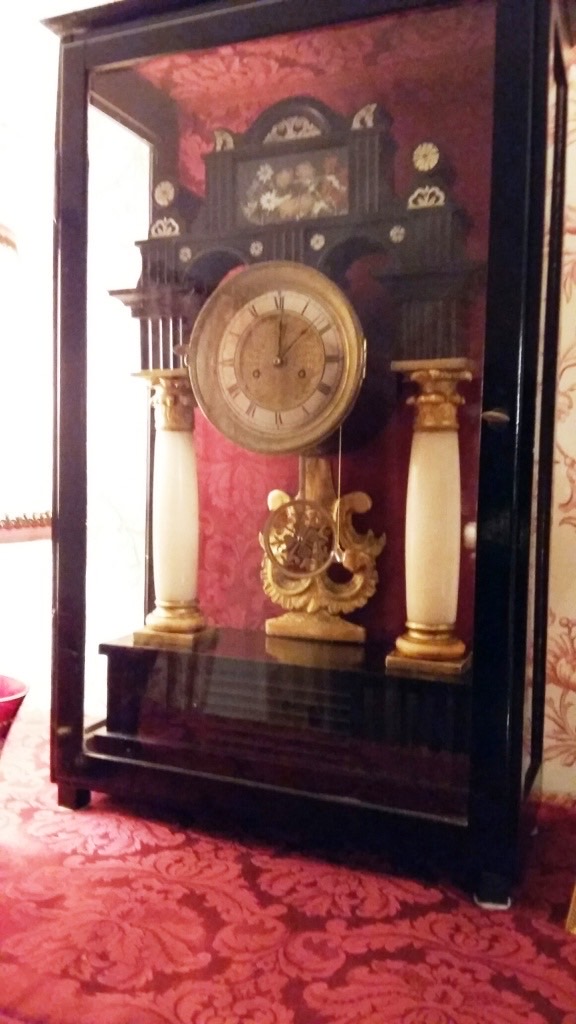 Uhr - Hinterwand mit Backhausenstoff tapeziert