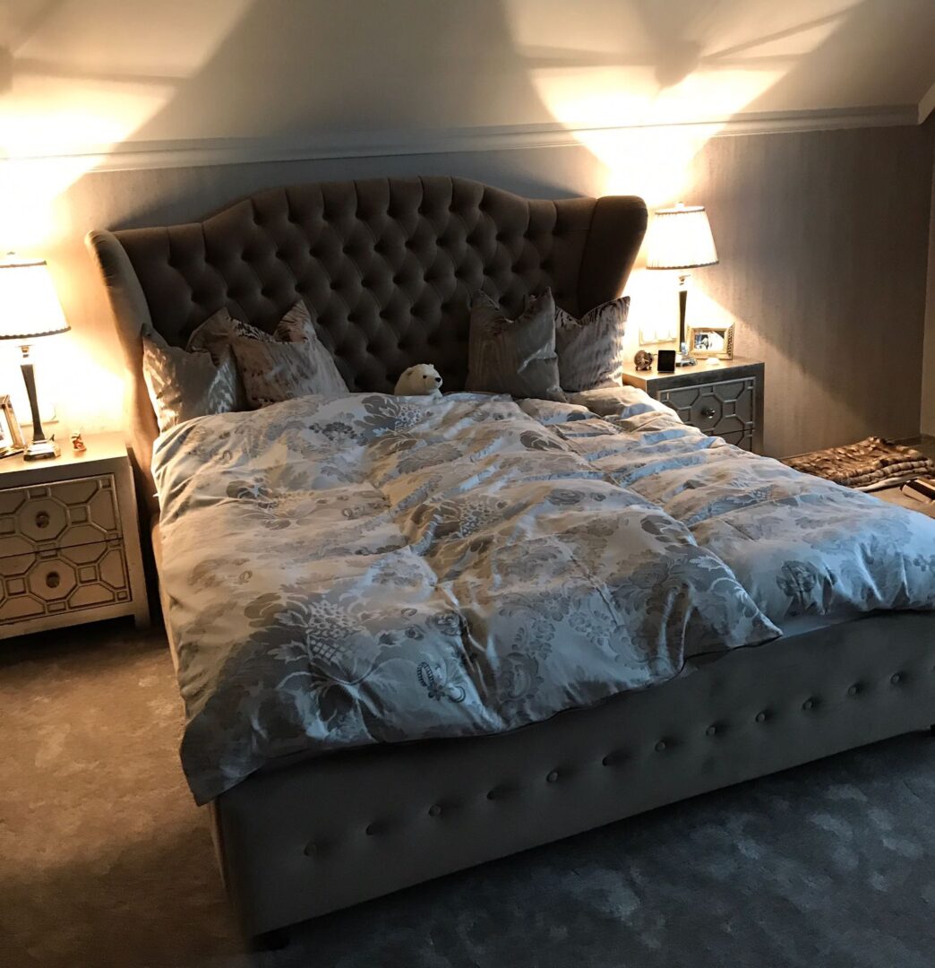 Bett neu mit Samtstoff überzogen, Chesterfield Stil, Österreich