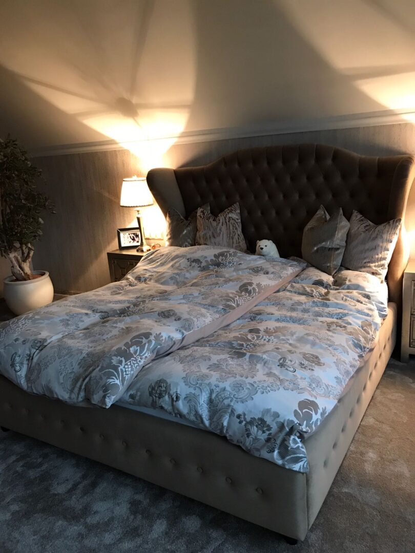 Bett mit Samtstoff überzogen, Chesterfield Stil, Österreich