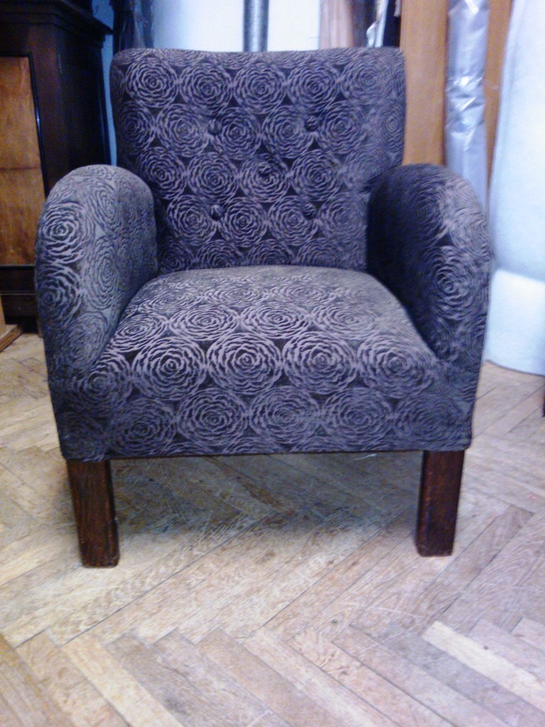 Fauteuil neu gepolstert und neu mit Bezugsstoff (Blumenmuster) tapeziert